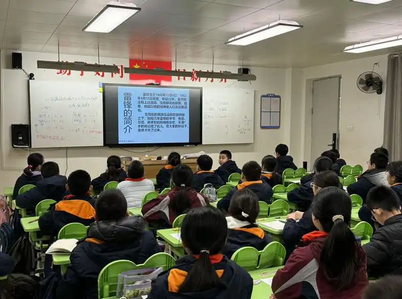 【湖畔·学生活动】传承雷锋精神，共筑校园新风 ——南京市金陵小学（仙林湖校区）开展学习雷锋精神主题班会活动_html_m6df4cb11.jpg