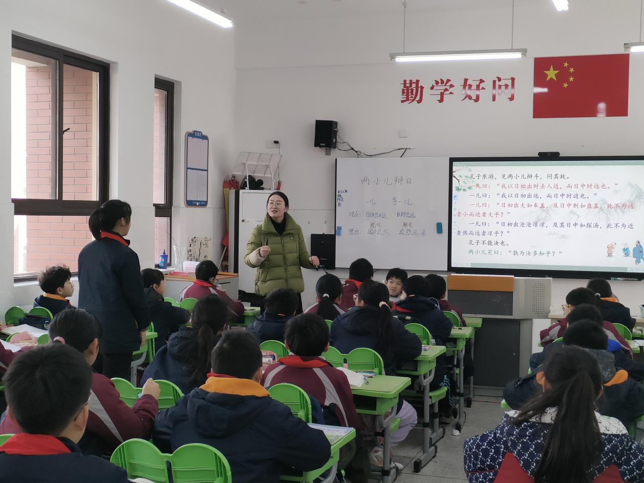 【湖畔·童化课堂】观察多彩世界 发现科学踪迹——记金陵小学（仙林湖校区）六年语文组教研活动_html_7da0a812.jpg