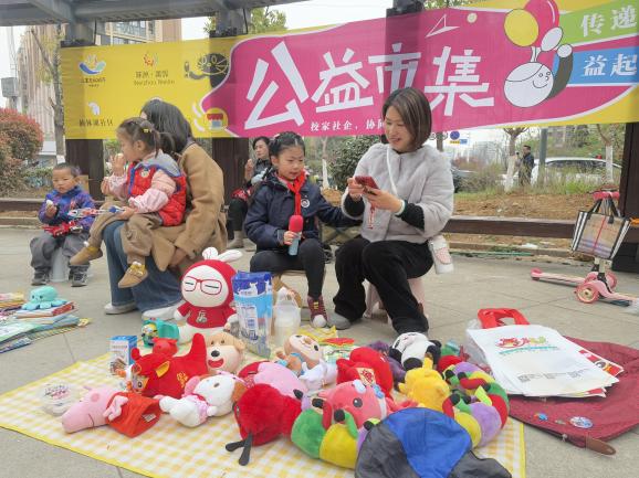 【湖畔·学生活动】公益跳蚤市场活动圆满落幕：童心筑爱，共享绿色未来_html_70f17fc5.jpg