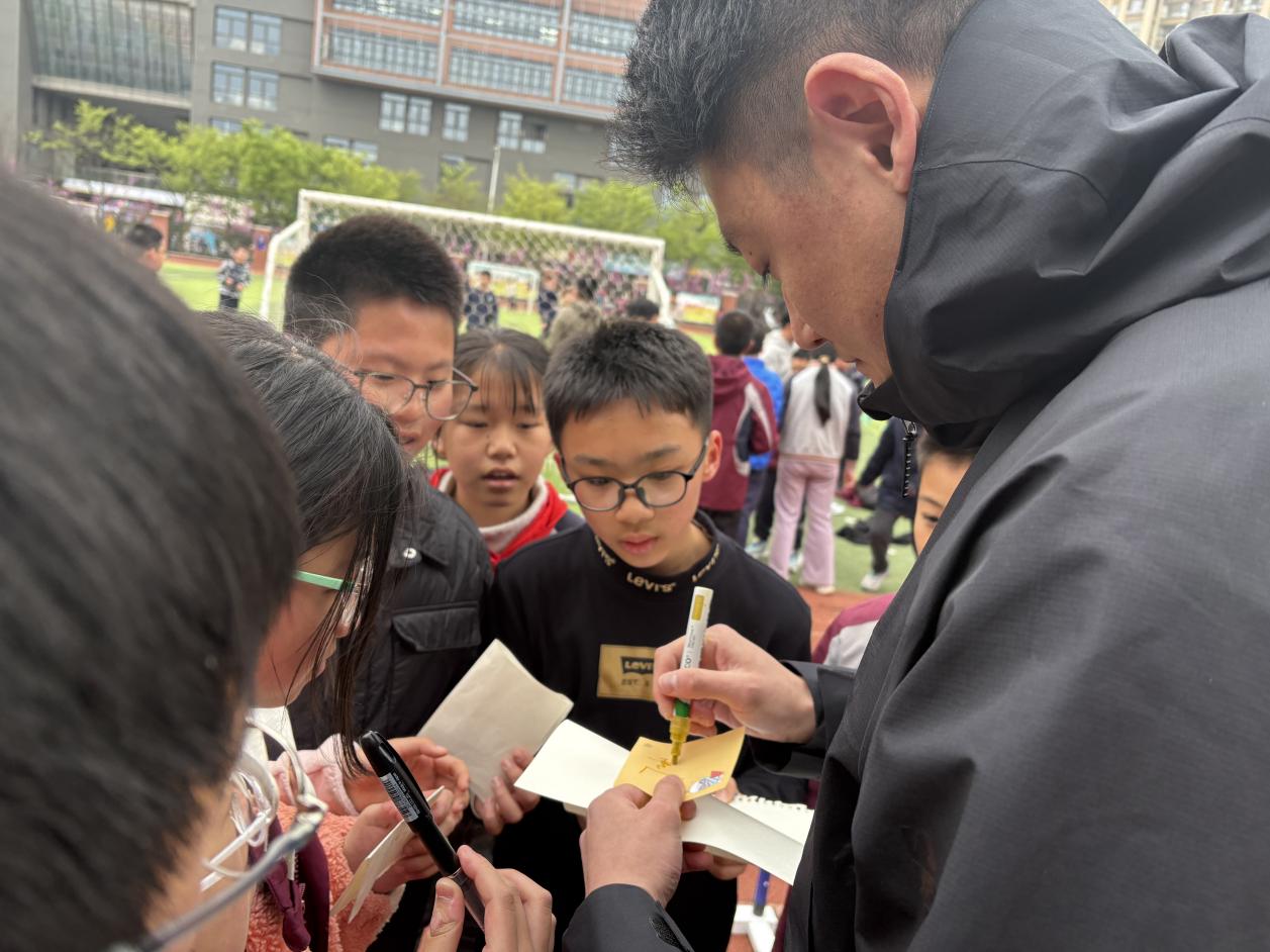 冠军精神 点亮校园，冠军进校园系列活动——成雅凡、江帆携跨栏故事激励学子_html_meef7aca.jpg