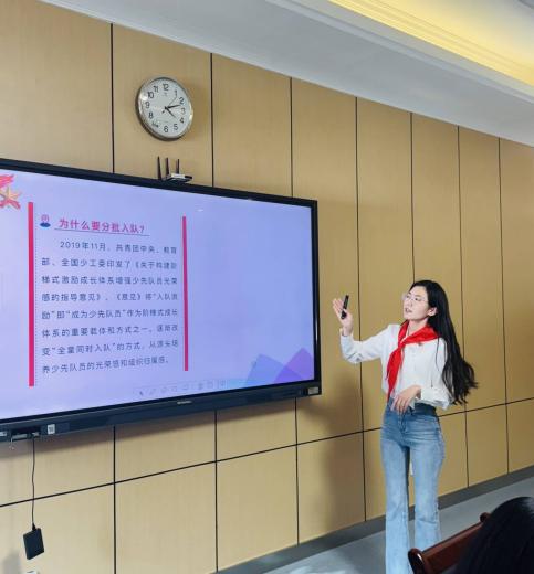 心系红领巾 当好引路人——林卫云名辅导员工作室举行一年级预备辅导员专题培训活动_html_m788074a2.jpg