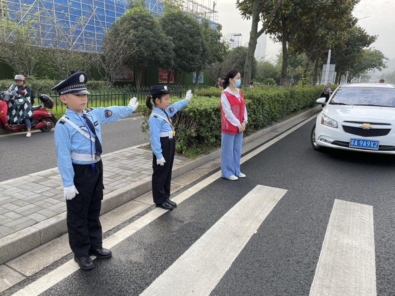 【湖畔光影】小交警爱劳动，属你最“警”彩_html_m76303ca3.jpg