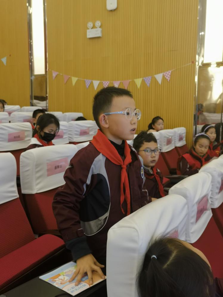 【博学广志】金融知识进课堂 安全教育记心间——记金陵小学广志路校区晨报小记者活动_html_m54bfc8b9.jpg