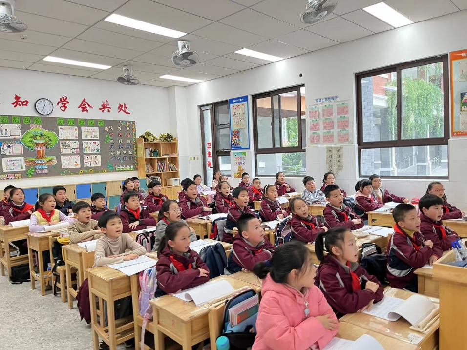 【湖畔·童化课堂】潜心音乐教研，引领高效课堂——音乐校本研修之课例研讨_html_1e34313b.jpg