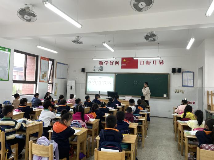 【湖畔·童化课堂】“双减”精神进课堂，行政听课促落实——金陵小学（仙林湖校区）“推门听课”活动（15）_html_m1e8166c6.jpg