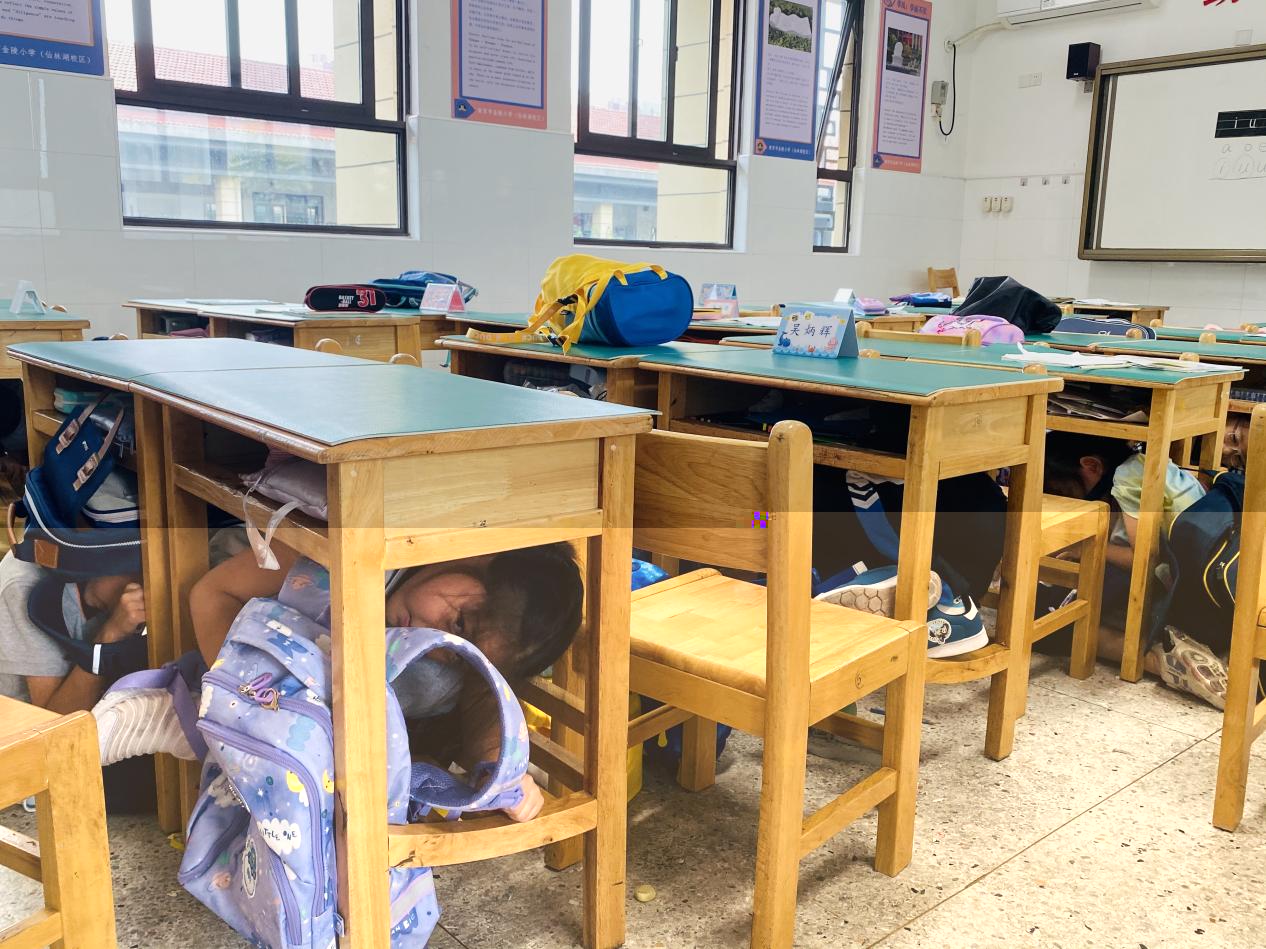 【湖畔·共佑安全】以“练”筑防、临“震”不慌——金陵小学（仙林湖校区）开展地震应急疏散演练活动_html_5dd6e09e.jpg