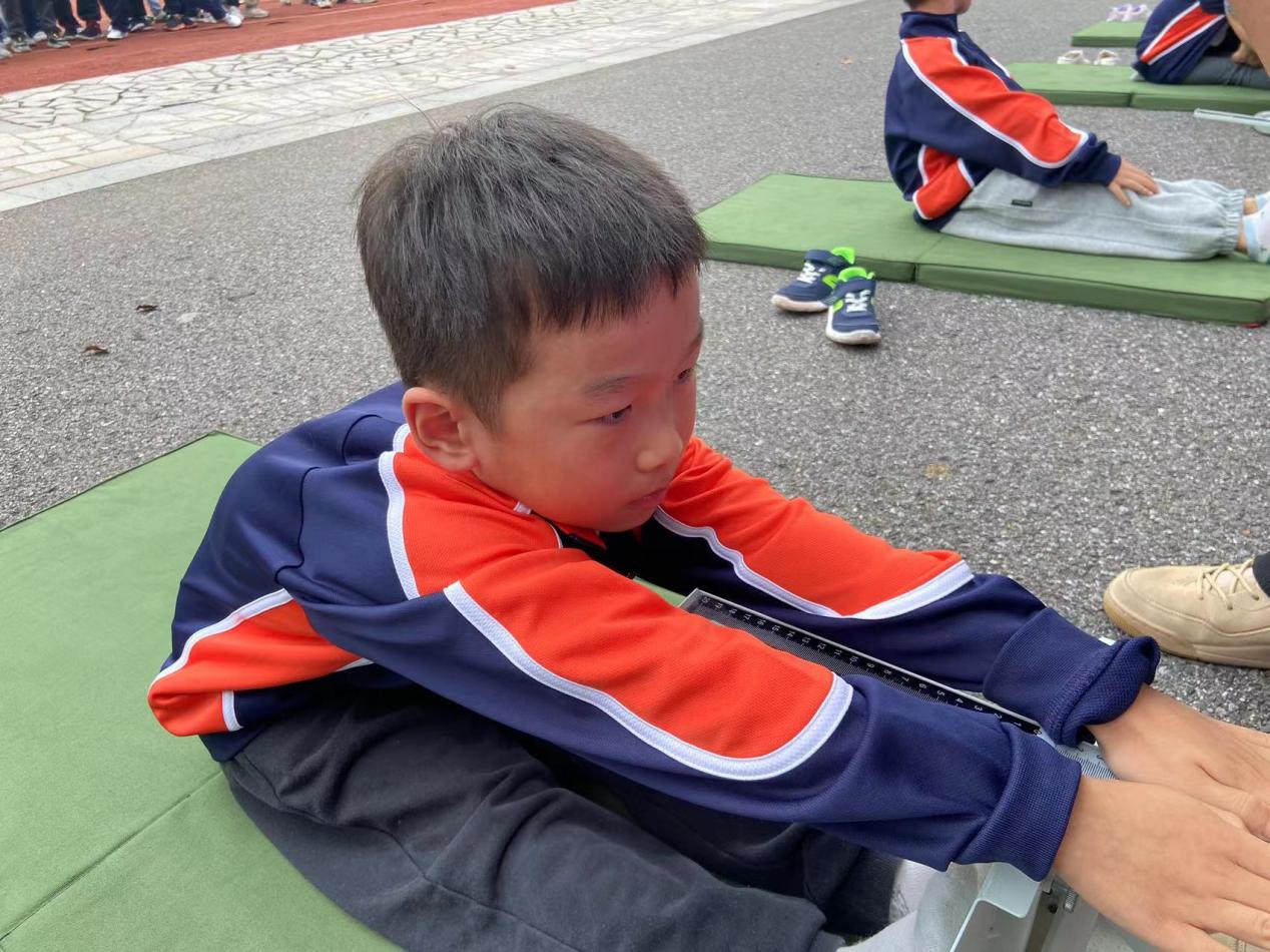 【湖畔·全学科活动周】活力四射、趣享体育——第六届体育活动周之一年级“坐位体前屈”比赛_html_6dc0b15f.jpg