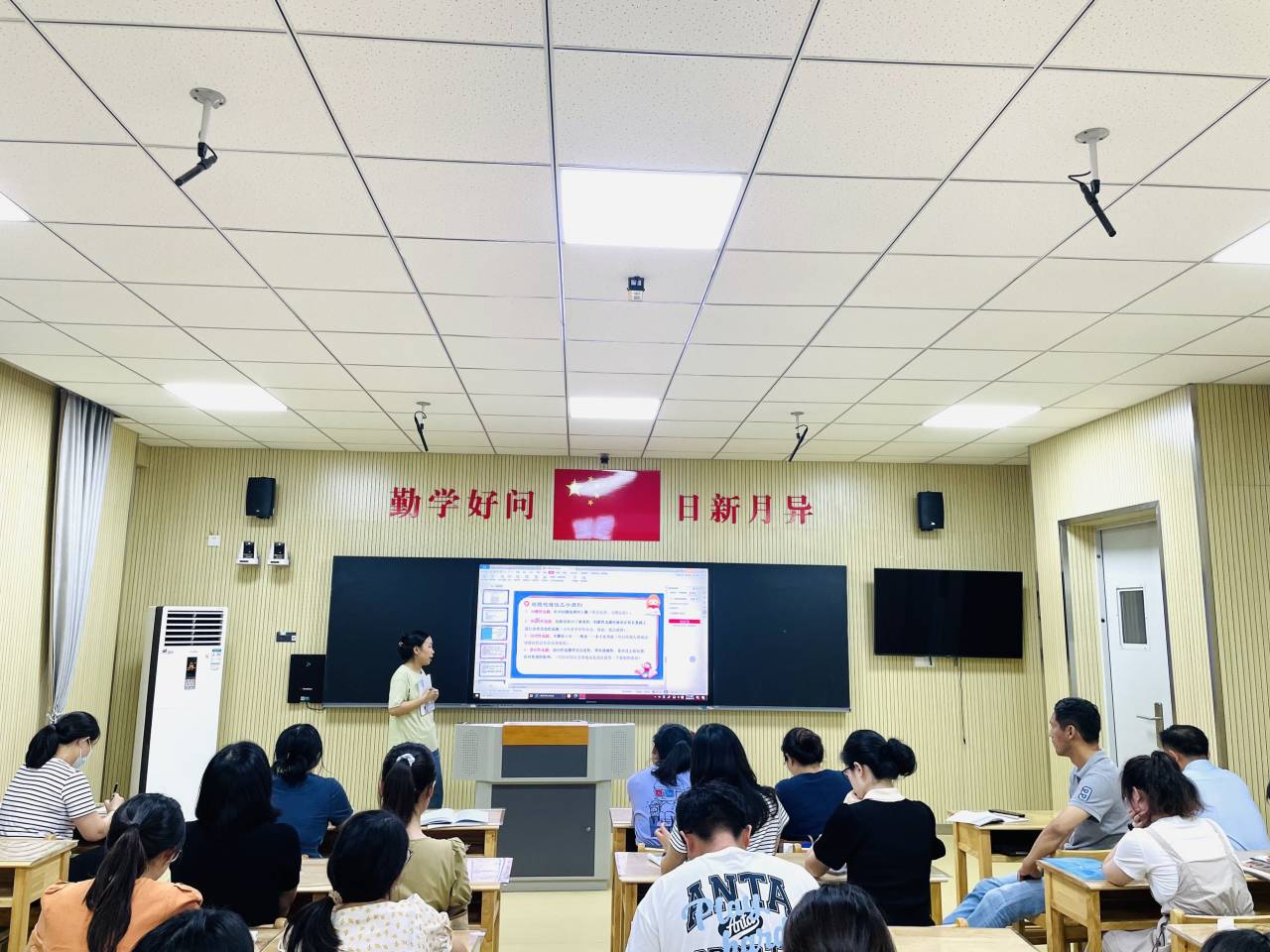 【湖畔&middot;科研引领】培训明方向 指导促提升——金陵小学（仙林湖校区）优秀教育论文选题指导会_html_1e2b0e45.jpg