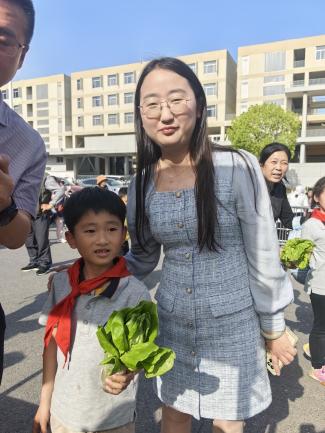 【湖畔·学生活动】金陵小学（仙林湖校区）首启“为‘小虎’建粮仓”蔬菜义卖活动 童心筑爱守护生态_html_m2f95a5f6.jpg