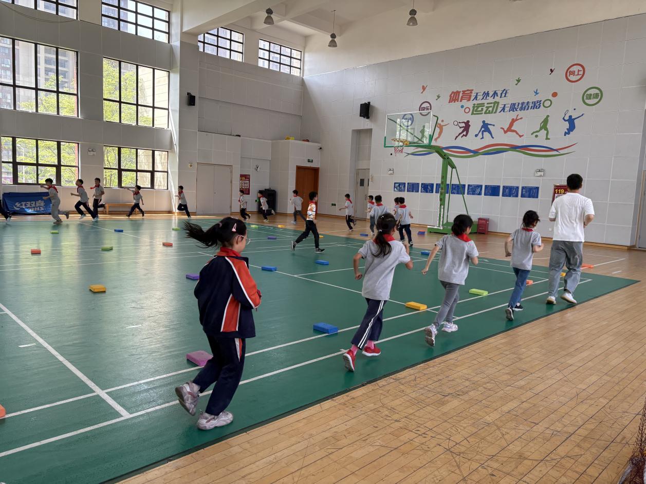 【湖畔·童化课堂】展体育课堂风采，以研促教共成长——体育校本研修之课例研讨（17）_html_m77c956f9.jpg