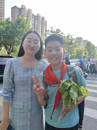 【湖畔·学生活动】金陵小学（仙林湖校区）首启“为‘小虎’建粮仓”蔬菜义卖活动 童心筑爱守护生态_html_33d3ba86.jpg