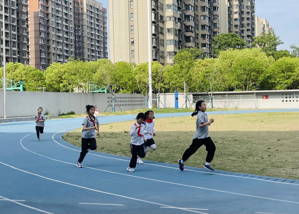 【湖畔·学生活动】在灿烂阳光下——记南京市金陵小学（仙林湖校区）2024—2025学年春季田径运动会（一、三年级）_html_m2453d611.jpg