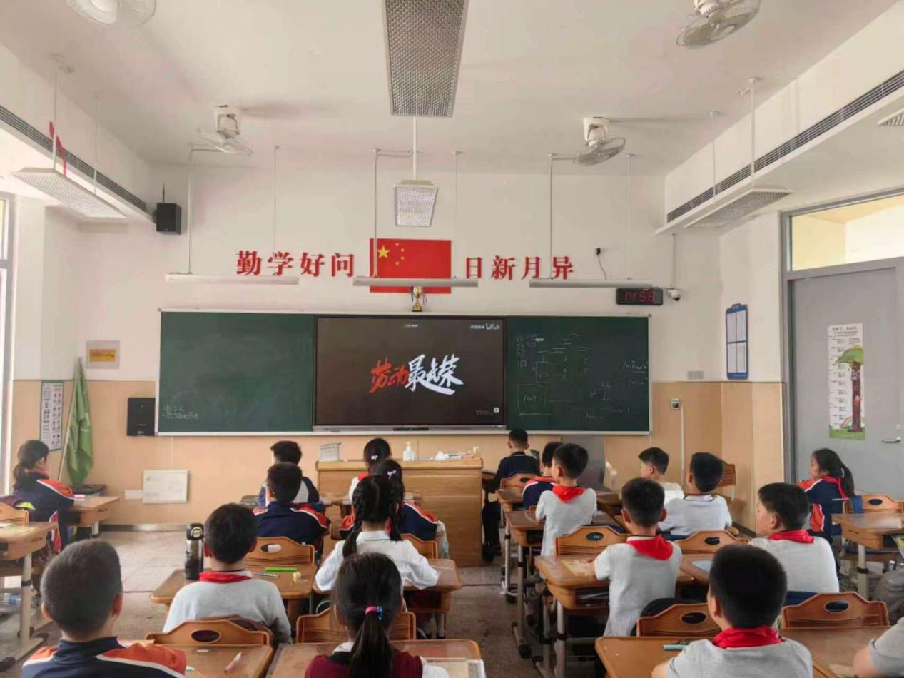 【湖畔·学生活动】劳动点亮成长，平凡铸就伟大——金陵小学（仙林湖校区）开展劳动教育主题班会_html_m46fb4ef8.jpg