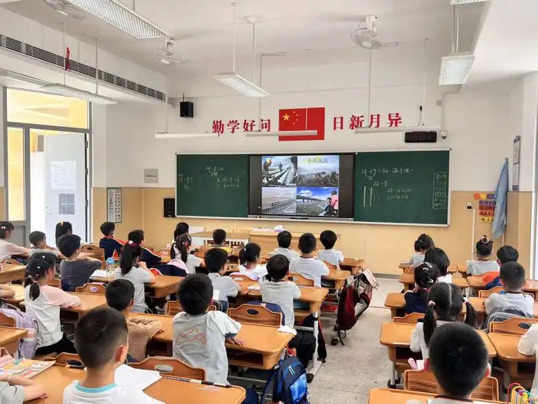 【湖畔·学生活动】劳动点亮成长，平凡铸就伟大——金陵小学（仙林湖校区）开展劳动教育主题班会_html_74b42883.jpg