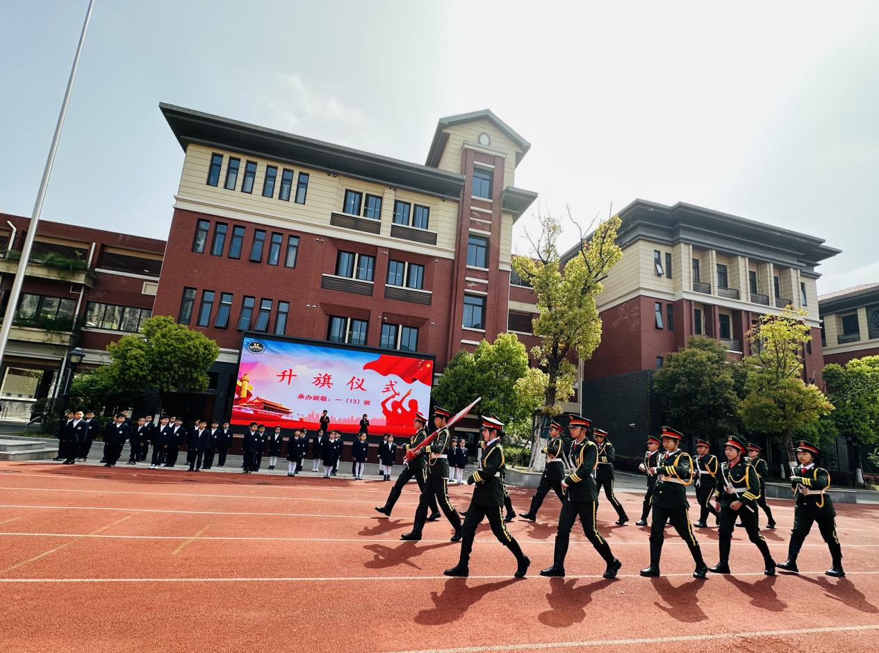 【湖畔·学生活动】与法同行 护航成长——普法宣传进校园活动_html_mf5a7085.png