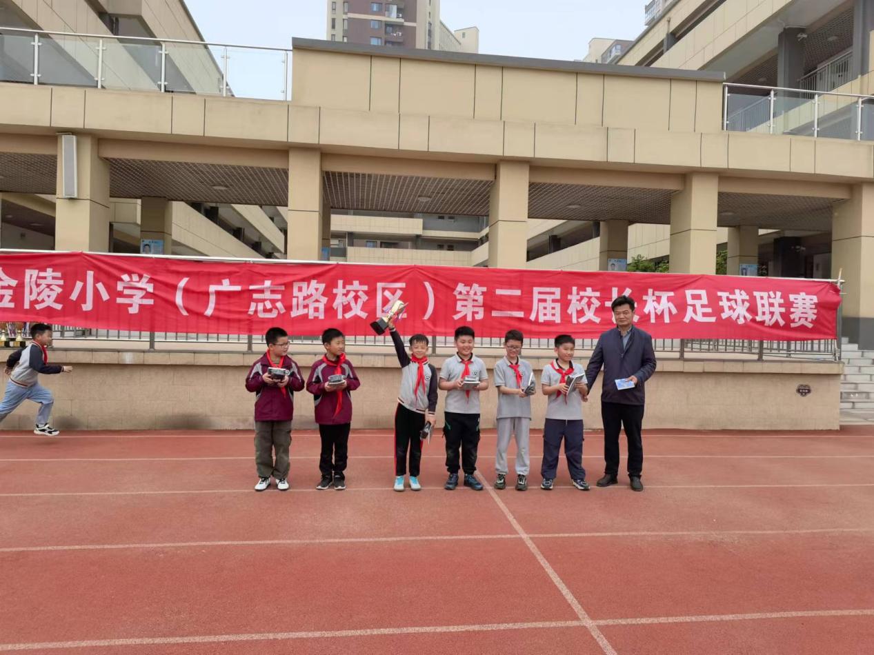 【博学广志】足球传递梦想 绿茵放飞希望—金陵小学广志路校区第二届“校长杯”校园足球联赛侧记_html_78d18b67.jpg
