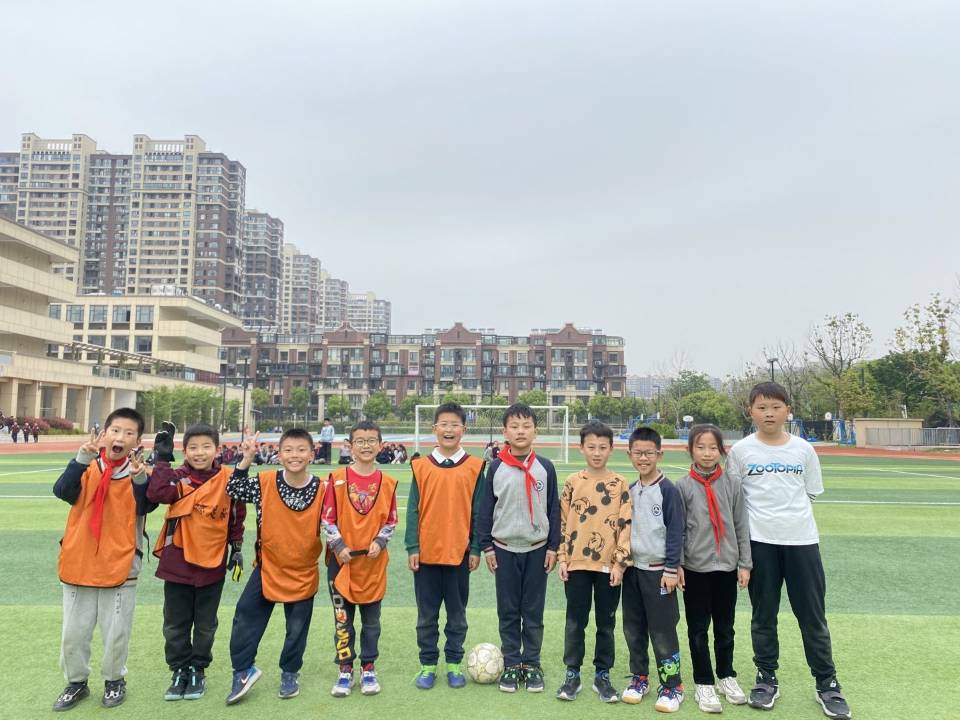 【博学广志】足球传递梦想 绿茵放飞希望—金陵小学广志路校区第二届“校长杯”校园足球联赛侧记_html_m7baed129.jpg