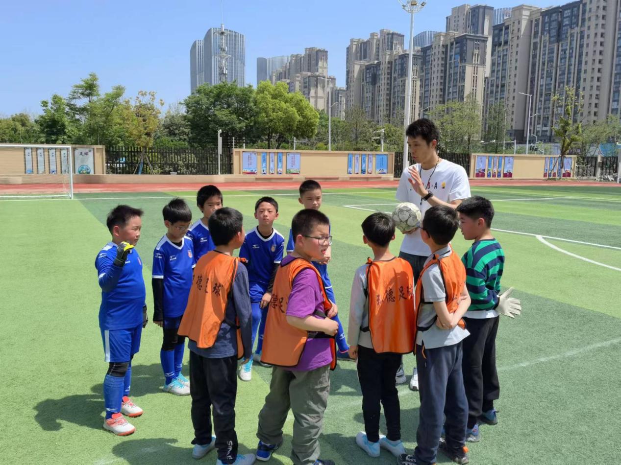 【博学广志】足球传递梦想 绿茵放飞希望—金陵小学广志路校区第二届“校长杯”校园足球联赛侧记_html_26c3ae5d.jpg