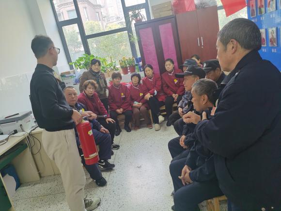【博学广志】加强实操培训 熟练灭火技能——金陵小学（广志路校区）组织消防灭火器使用培训_html_me464729.jpg