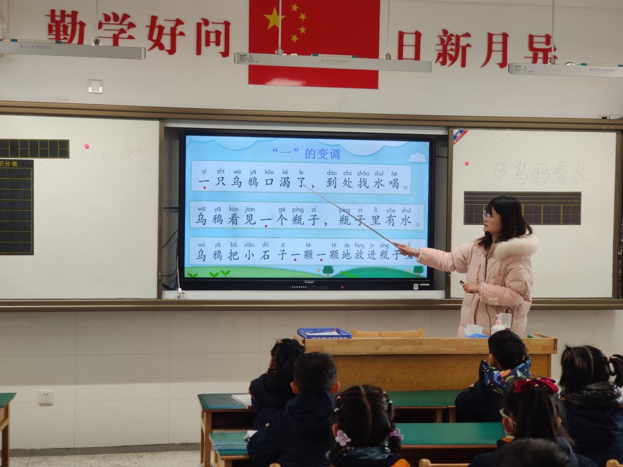 【湖畔·童化课堂】研讨出真知 同心促发展——记金陵小学（仙林湖校区）一年级语文组教研活动_html_m12501c6d.jpg