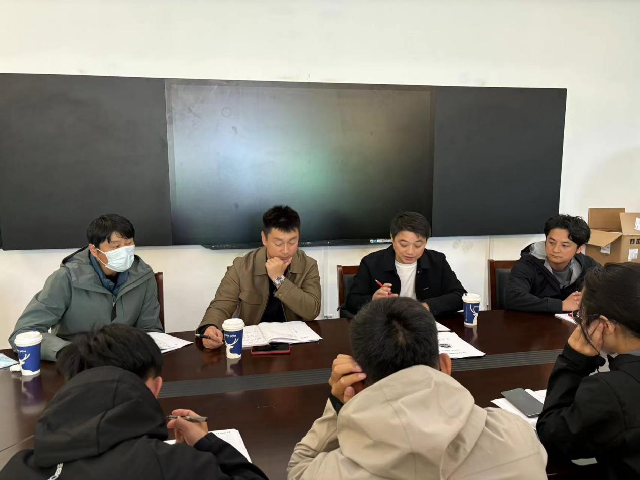【湖畔·协同育人】精准教研引领入校园 深度把脉课堂促成长——栖霞区体育教研员莅临学校开展调研与听课指导活动_html_1c7879c9.jpg