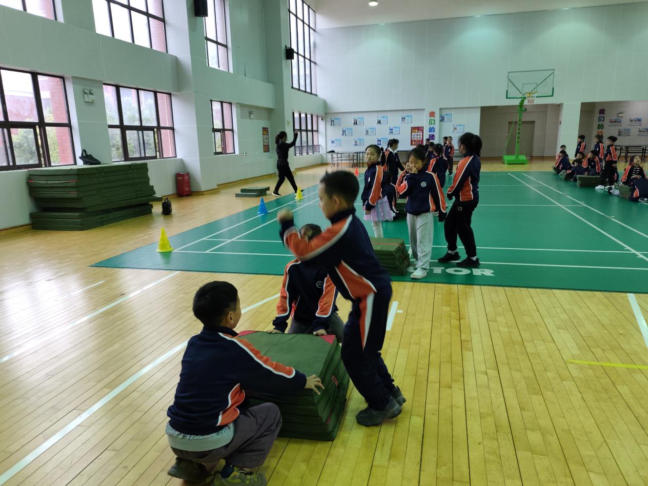 【湖畔·协同育人】精准教研引领入校园 深度把脉课堂促成长——栖霞区体育教研员莅临学校开展调研与听课指导活动_html_m3cc0783c.jpg