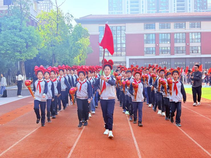 【湖畔·学生活动】“做自己的冠军”——2024—2025学年秋季运动会开幕式_html_63682615.jpg