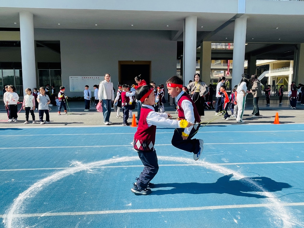 【湖畔·学生活动】秋韵燃动，逐梦赛场——记南京市金陵小学（仙林湖校区）2024—2025学年秋季趣味运动会（一、三年级）_html_725aea0.jpg