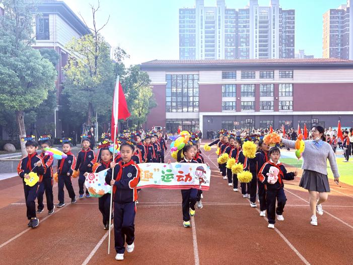 【湖畔·学生活动】“做自己的冠军”——2024—2025学年秋季运动会开幕式_html_m54c71ed2.jpg