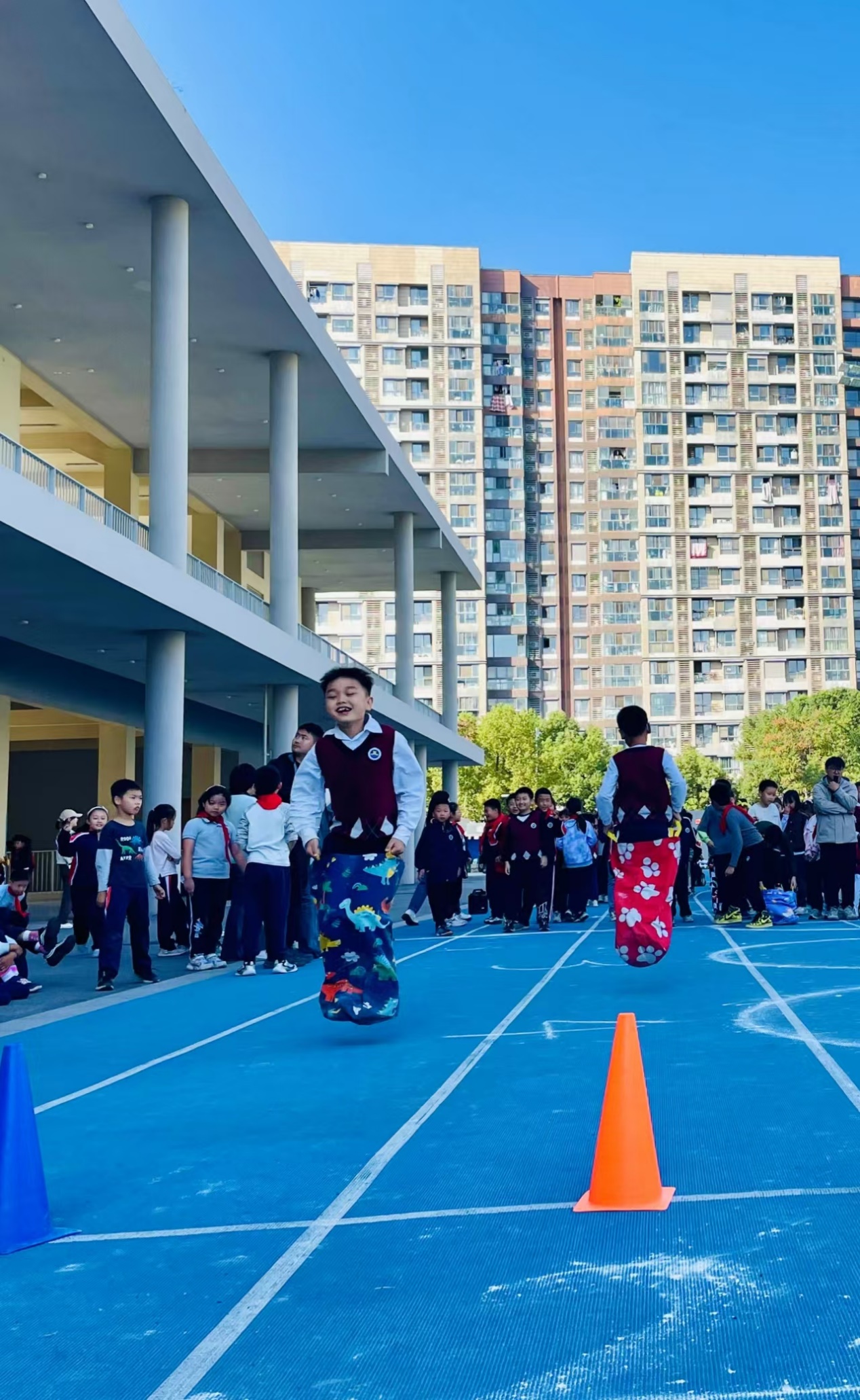 【湖畔·学生活动】秋韵燃动，逐梦赛场——记南京市金陵小学（仙林湖校区）2024—2025学年秋季趣味运动会（一、三年级）_html_m2603ca1f.jpg