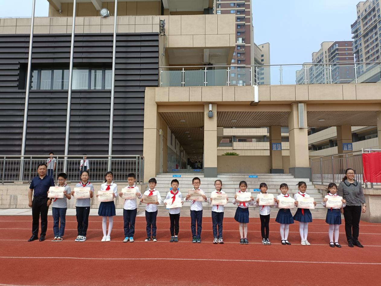 【博学广志】欢乐和谐庆留六一，激情飞扬献爱心——金陵小学（广志路校区）第十六周升旗仪式_html_6cdc85a7.jpg