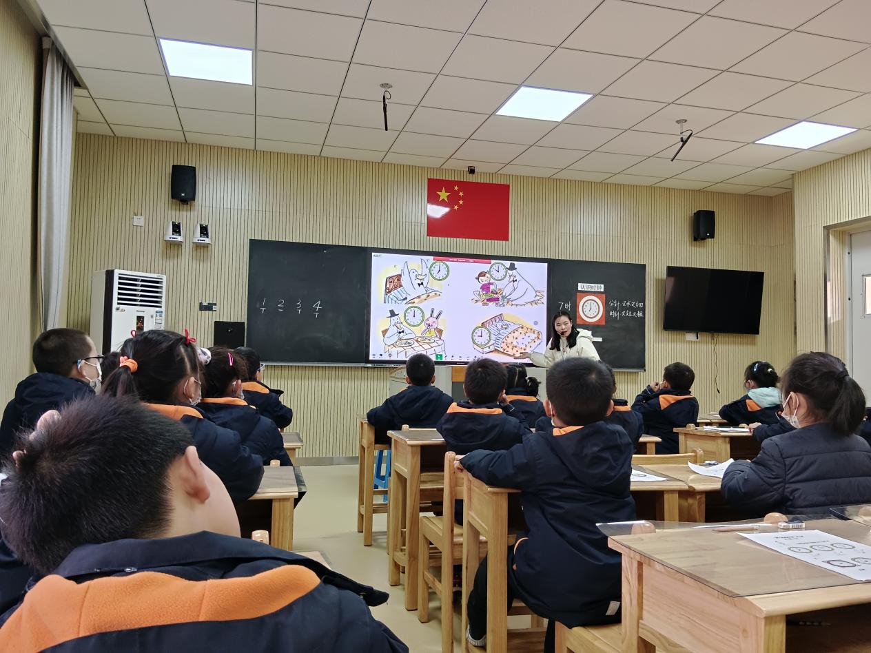 【湖畔·童化课堂】打开神秘数学之门，经历趣味时钟故事——数学故事汇之课例研讨（130）_html_m4ee6299e.jpg
