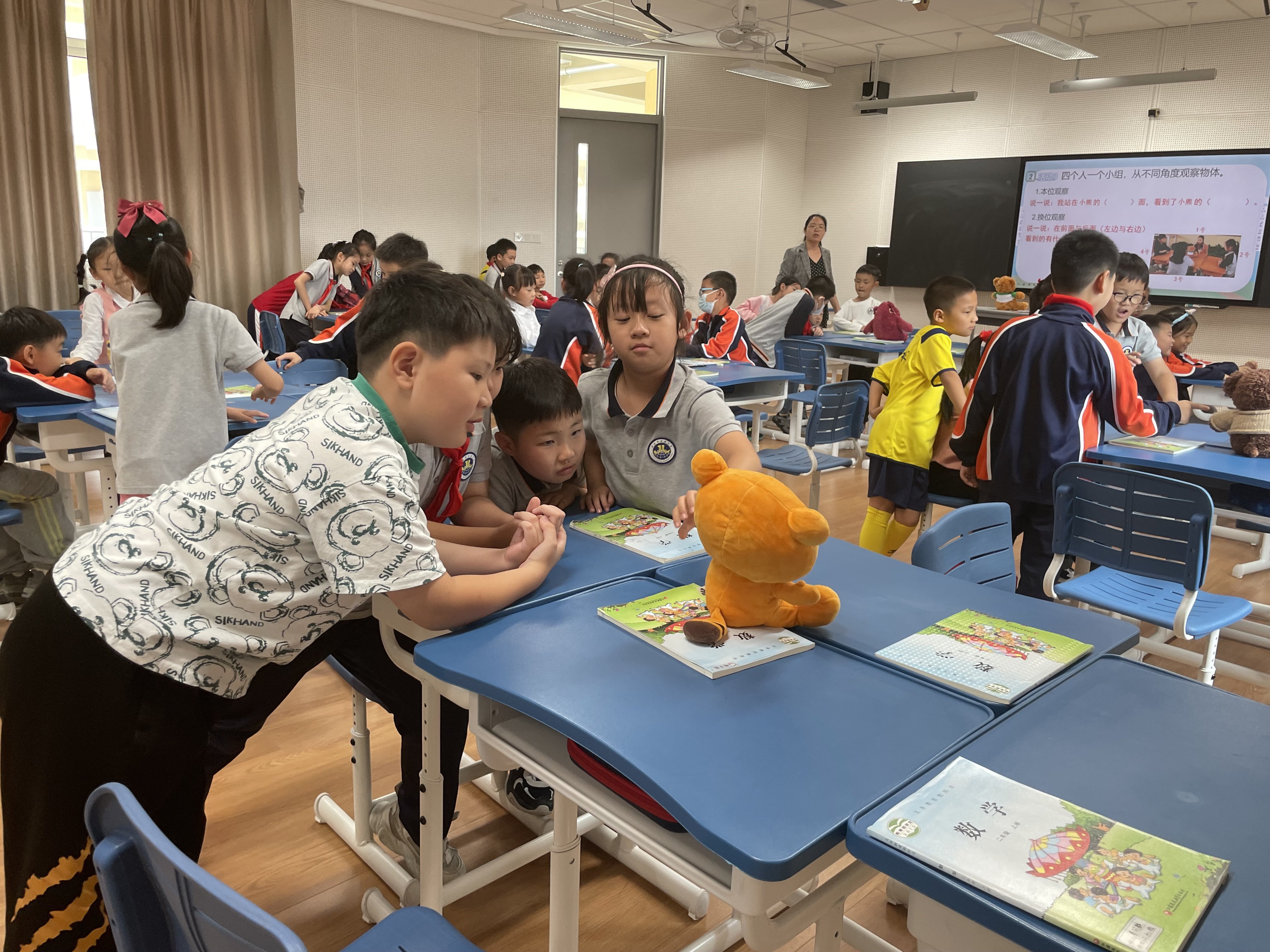 【湖畔·童化课堂】多角度 多方位 全面观察物体 ——数学故事汇之课例研讨（137）_html_m55224eb8.jpg