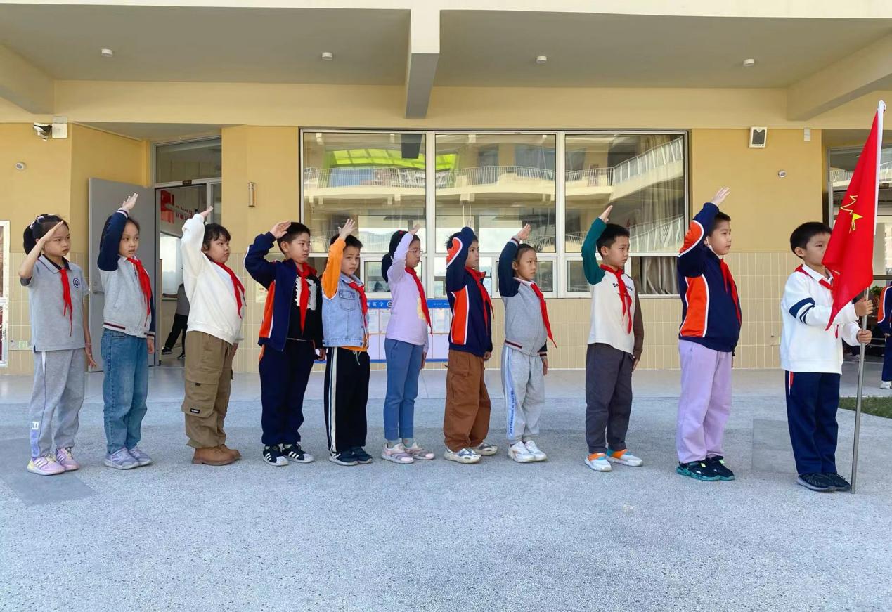【湖畔·红领巾】童心向党，薪火相传——金陵小学（仙林湖校区）建队日系列活动之我与队旗合个影_html_7fdf8f10.jpg