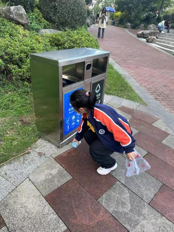 【湖畔·红领巾】“童心向党，薪火相传”——金陵小学（仙林湖校区）建队日系列活动之我为红领巾添光彩_html_42089732.jpg