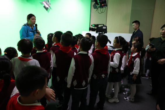 【湖畔·学生活动】把握童声话筒，做新时代小记者——金陵小学（仙林湖校区）少先队员代表参观栖霞区融媒体中心_html_m25bc64a6.jpg