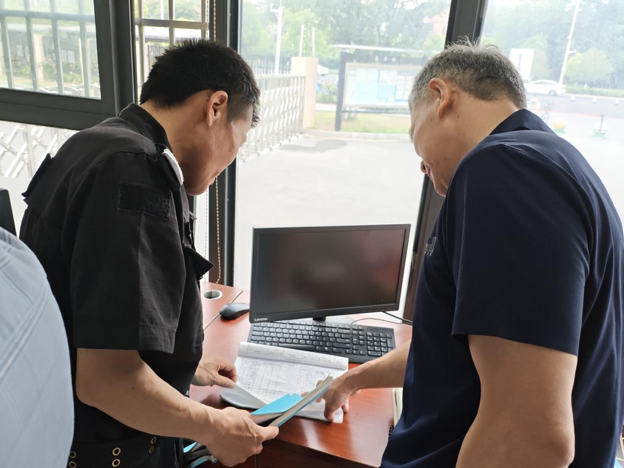 【博学广志】聚焦安全建设 提升安全意识——栖霞区责任督学莅临我校开展5月份专项督导(2)_html_m4a1559e4.jpg