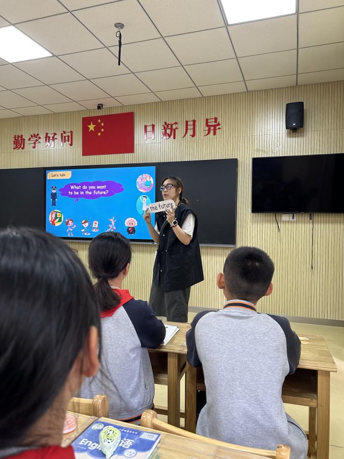 【湖畔·童化课堂】让梦想在课堂中顺风启航——记六年级英语组校本教研_html_2220e7ea.jpg