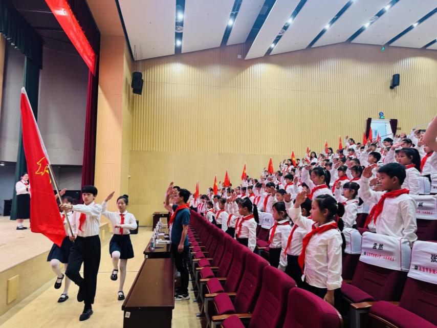 【湖畔·红领巾】“红领巾爱祖国，争做新时代好队员”主题队日暨2024级分批入队仪式_html_7507098.jpg