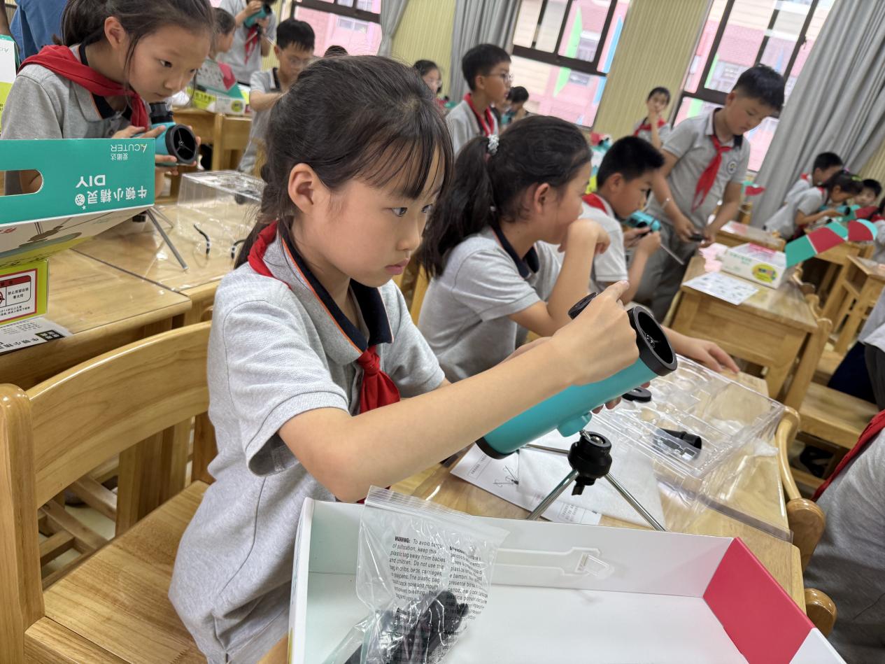 【湖畔·学生活动】仰望星空，探索宇宙奥秘——我校成功举办牛顿小精灵望远镜组装实践活动_html_m2dcd643f.jpg