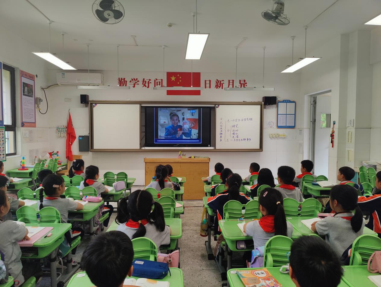 【湖畔·童化课堂】童心探语文，妙趣启新思——记金陵小学（仙林湖校区）二年级语文组教研活动_html_47a6f437.jpg