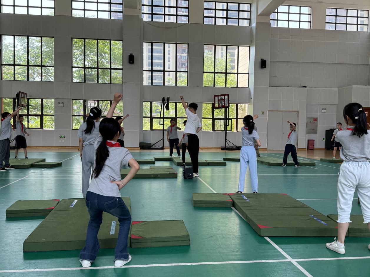 【湖畔·童化课堂】展体育课堂风采，以研促教共成长——体育校本研修之课例研讨（14）_html_m5dafc942.jpg