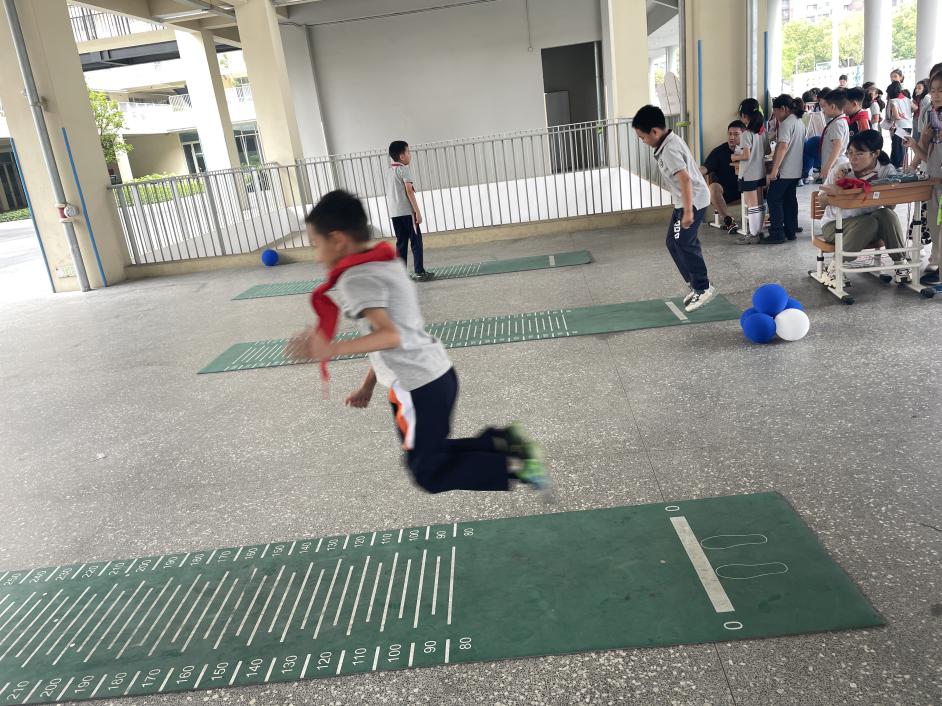 赋趣于乐炼技能，逐梦九天提素养——“你好，太空！”金陵小学（仙林湖校区）学科游园活动_html_m68122ee4.jpg