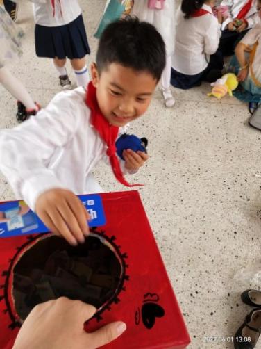 【广志学子】原来爱心的份量是这么重——记金陵小学广志路校区二19班 “爱心义卖”活动_html_m41ceb1f2.jpg