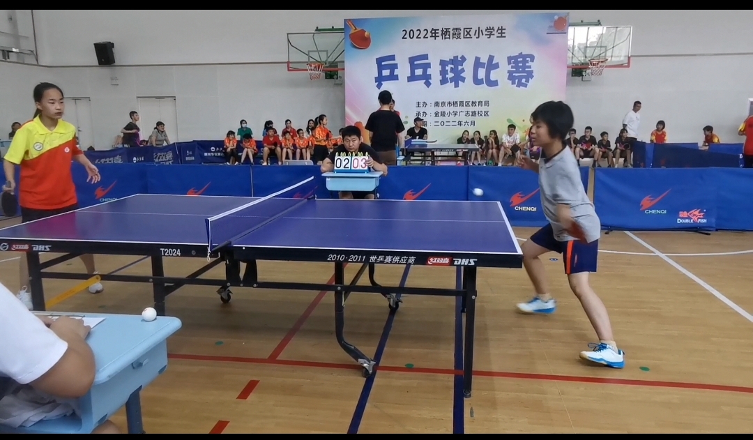 【湖畔光影】赛热情，展风采——记金陵小学（仙林湖校区）校级乒乓球队参加栖霞区小学生乒乓球比赛_html_15536a6e.jpg