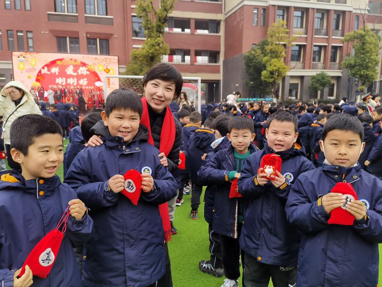 【湖畔·三博论坛】这样·爱你·刚刚好——记金陵小学（仙林湖校区)一年级春季学期开学典礼_html_m7c8f09f9.jpg