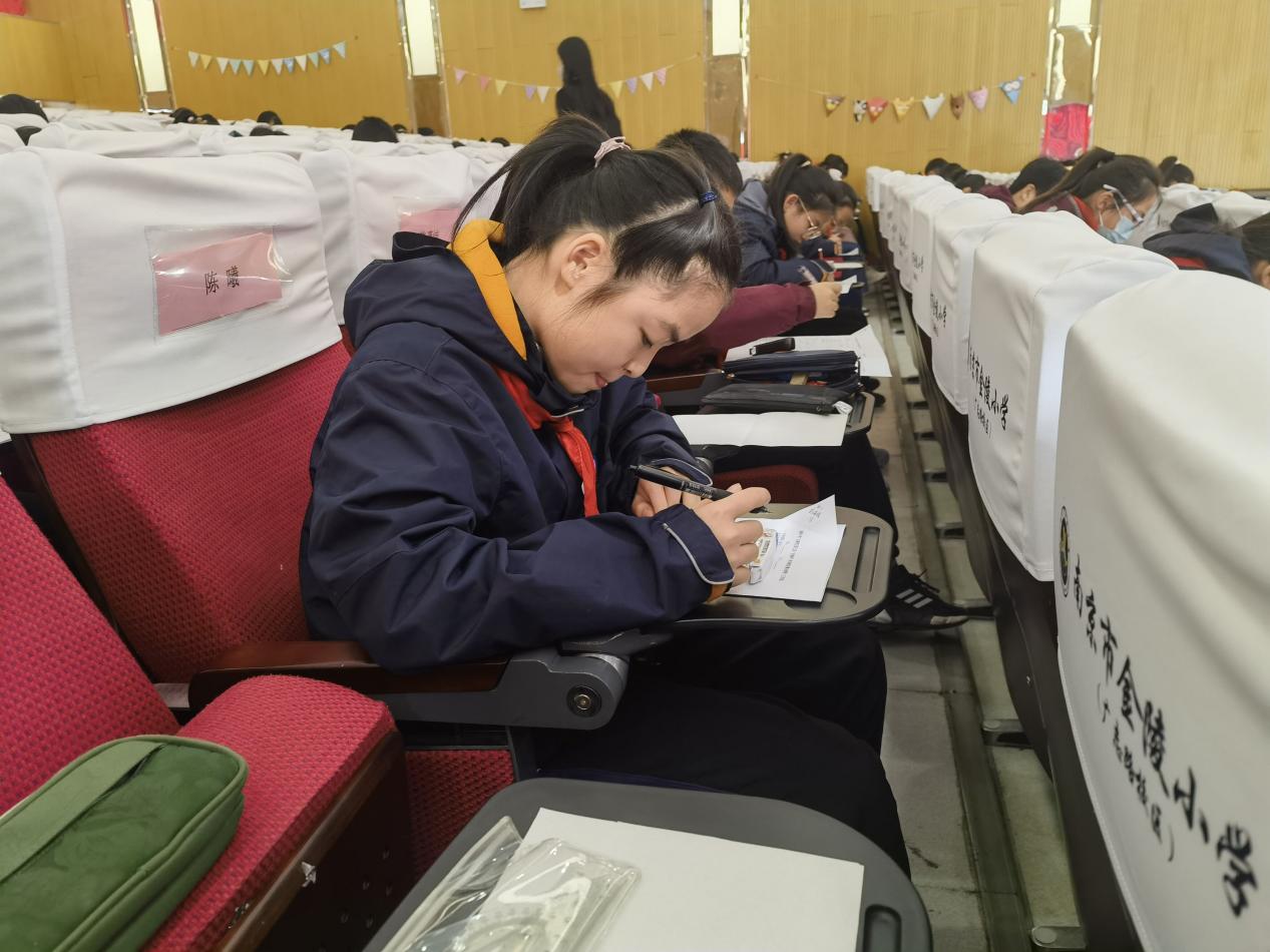 【博学广志】诗歌点亮童心  诗意润泽童年——记金陵小学广志路校区第三届“石抱树”杯诗歌竞赛决赛（高年级组）_html_m1bc87d6e.jpg