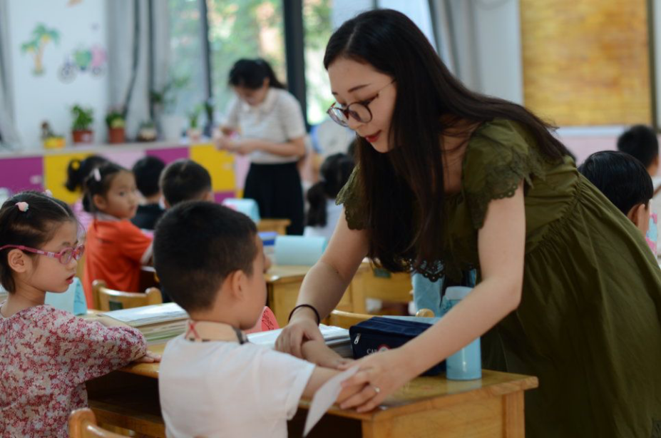 【湖畔·先锋示范】爱若春风 花开满园——2022-2023学年优秀班主任事迹介绍（1）_html_m4da5a382.png