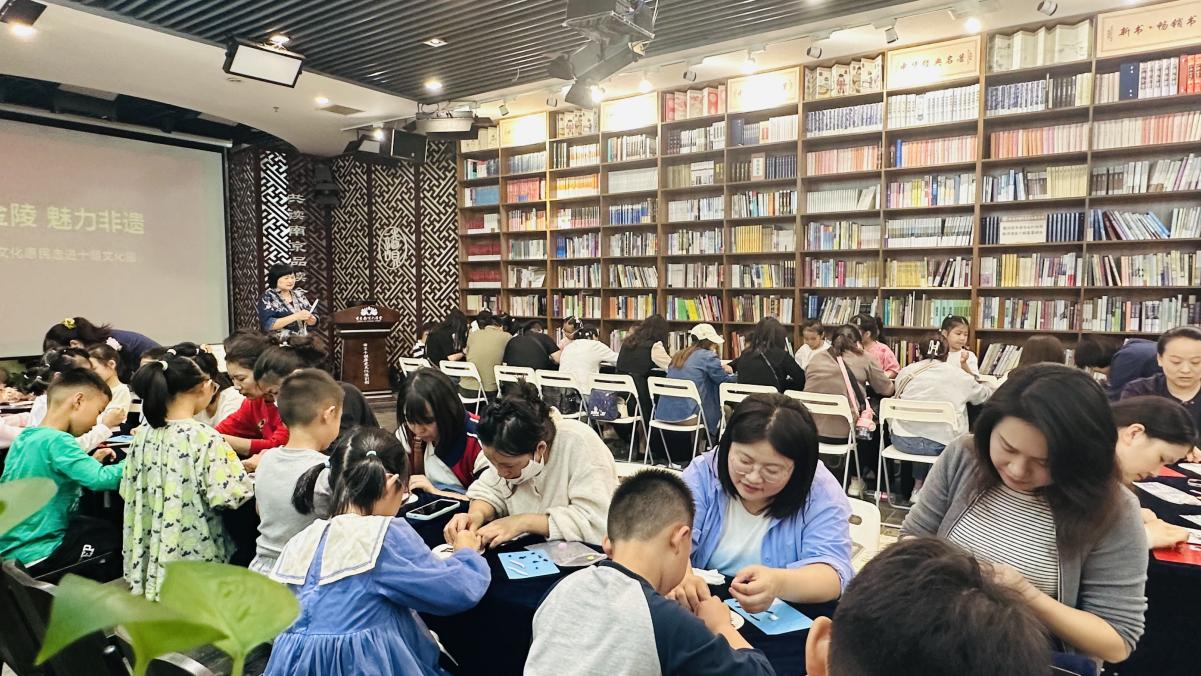 【湖畔·学生活动】体验非遗技艺，传承传统文化_html_47b93364.jpg