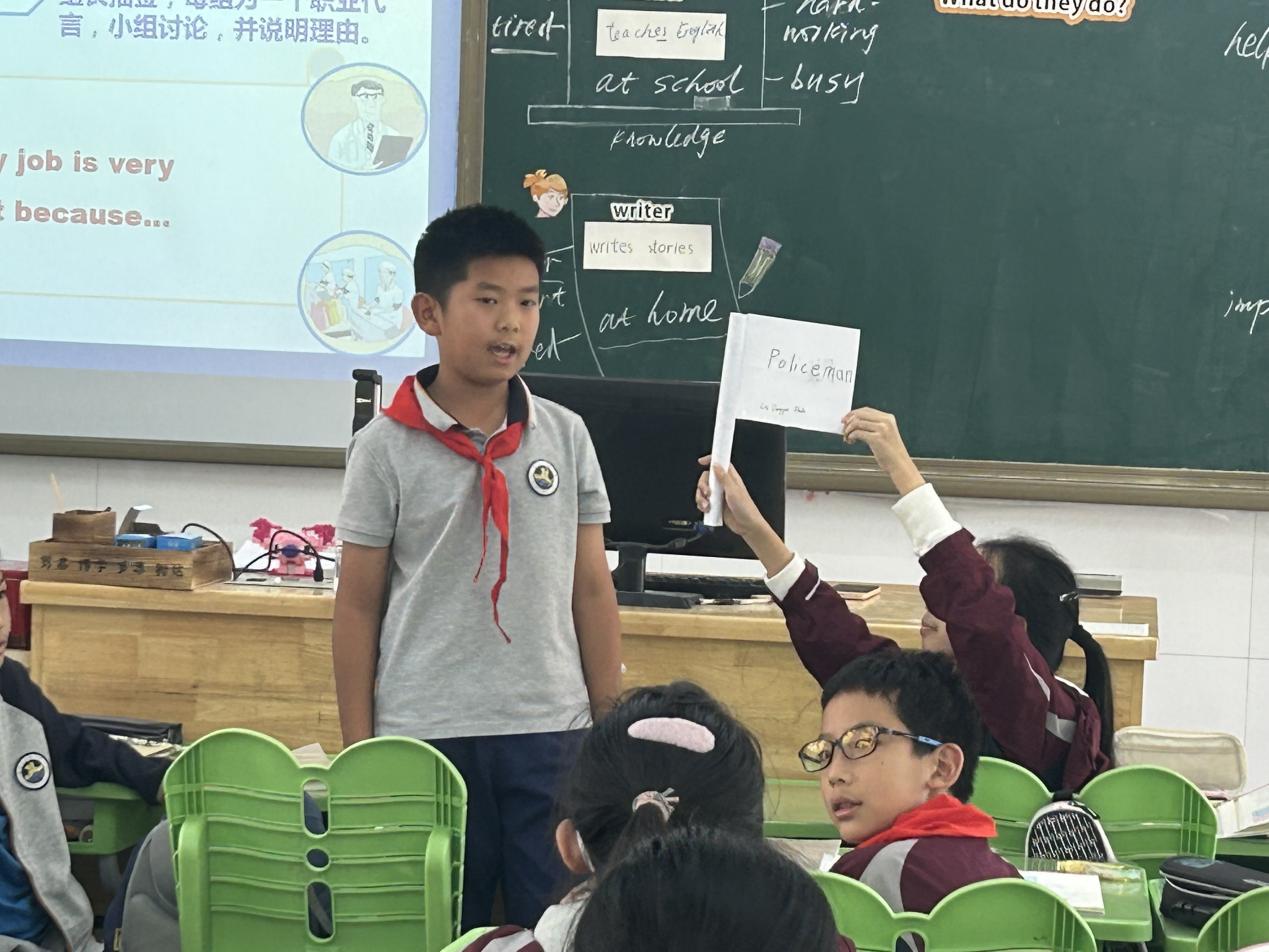 【湖畔·童化课堂】绘本为“媒” 启“育人”之旅——记英语组第三次校本教研_html_m4995224c.jpg